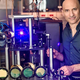 Imagen del físico Jeff Steinhauer junto a una instalación de laboratorio para estudiar agujeros negros.
